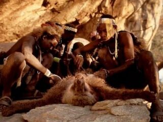 1万年前の暮らしを続ける「ハッザ族」の写真が超カッコイイ！ 捕獲したヒヒを八つ裂き、究極ワイルドライフの実態とは!?