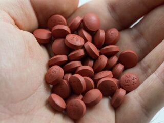 米医学界の権威が警告「40歳以上は市販薬イブプロフェンの摂取をやめるべき」代わりの鎮痛剤は？