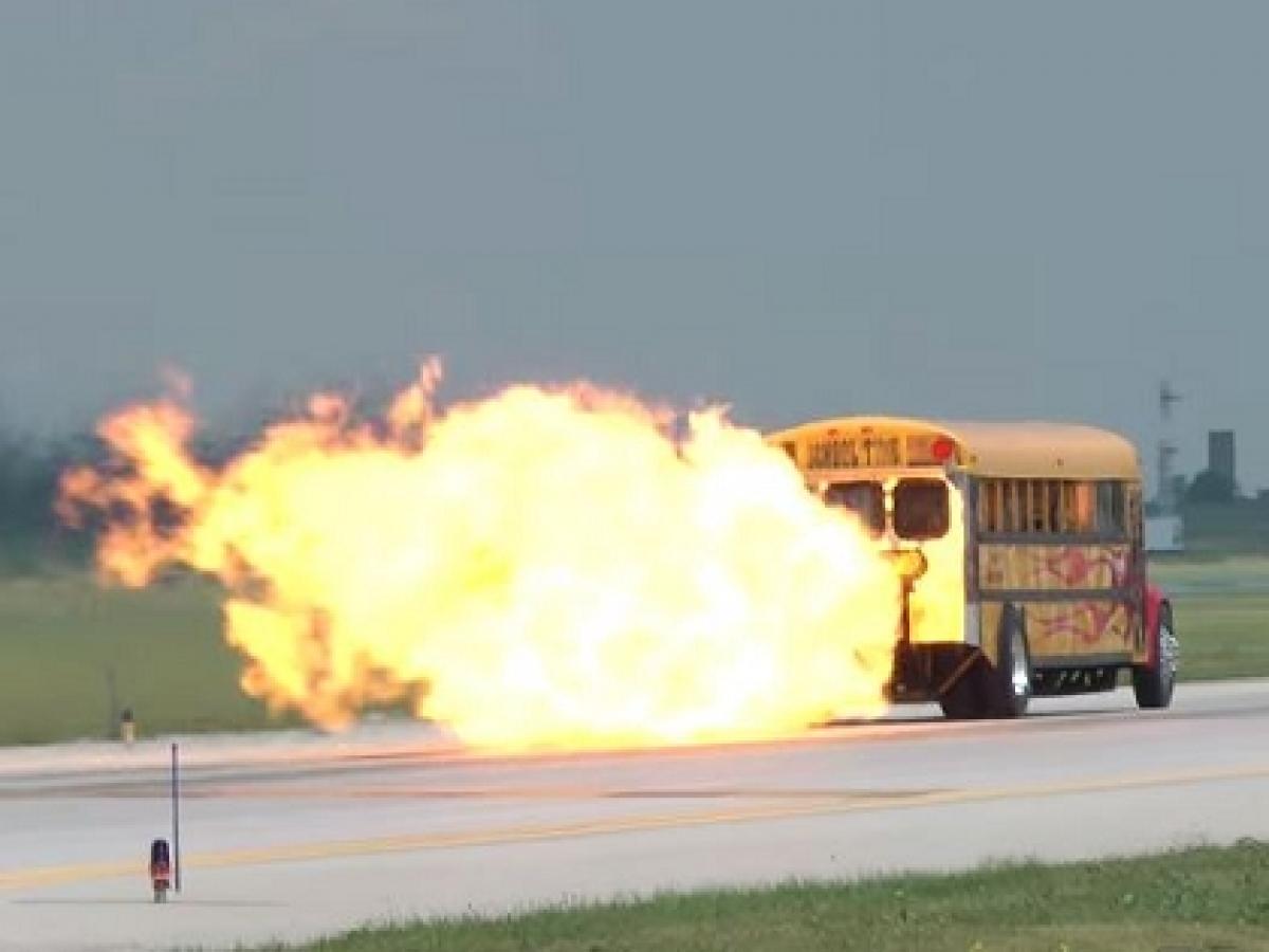 世界最速のバスと自転車 時速590キロで爆走するスクールバス映像がヤバすぎる