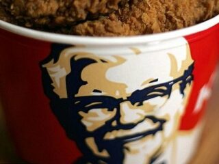 KFCはボッチ向け食品、BOSSは陰キャ向け飲料であることが科学的に確定!! 孤独な人ほど顔面イラスト入りの商品を買う