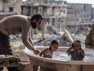 「ガザ地区」紛争地帯で撮影された“子どもたちの微笑み” ― 破壊され尽くした街の中で命が輝く瞬間
