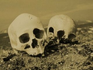 奇習！ 肉親の死から1年後、骨を掘り返してガブリ…！ 「自分の中に故人が蘇る」彼岸の伝統＝東日本