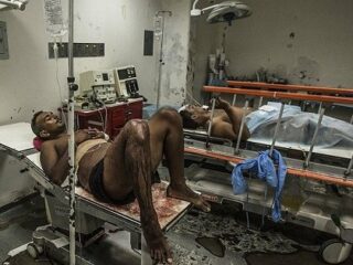 消毒なしの手術、段ボールのベッド、這いまわるネズミ… 無政府状態ベネズエラの病院は“地獄”だった！