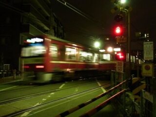 京急線で突然“ノイズや悲鳴”が聞こえる区間がある!? 鉄道怪談収集家が「赤い電車の呪い」に迫る！