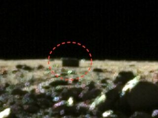 中国の月探査機「嫦娥3号」が謎すぎる“黒い直方体”を激写！ モノリスか、極秘施設か、宇宙人のコンテナか…！