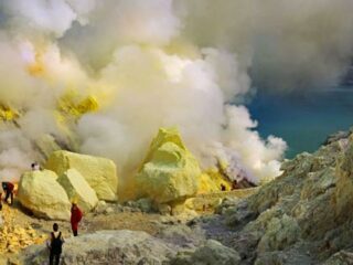 有毒ガスの溢れる火山に隠されたもう一つの顔　イジェン火山の神秘なる美