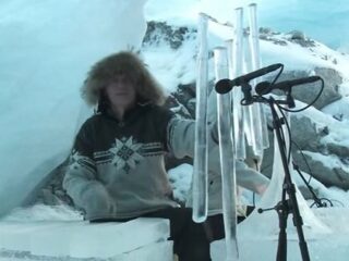 世界でただ1人「氷の音楽家」テリエ・イースングセットの儚く幻想的な音楽がヤバすぎる！ ドラム、トランペット、ホルンまで…！