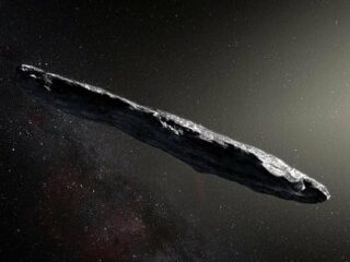 葉巻型の小惑星！ 史上初太陽系外から飛来した「Oumuamua（オウムアムア）」に監視型UFOの可能性が浮上！