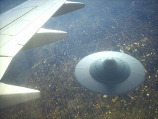 「UFOだ、ビーム光線が見えた」2人のパイロットがアリゾナ州でUFOとニアミス！ 管制官との音声が衝撃公開！