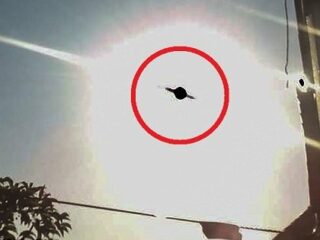土星ソックリの“惑星型UFO”が出現!!  猛スピードで巨大化、２分間浮遊して撮影者も驚愕！