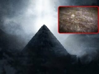 5千年前、古代エジプト人はオーストラリア山中にピラミッドを隠していた！ 考古学者が謎多き「ゴスフォードグリフ」解読成功