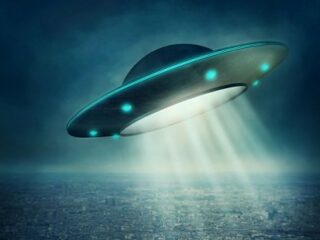 「現場は“緑色のUFO”多発空域」現役パイロットも証言、エジプト航空MS804便UFO撃墜説とは？