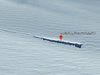 【衝撃】南極で「葉巻型UFO」が墜落、グーグルアースに鮮明に写り込む！機体と2本の直線が…！