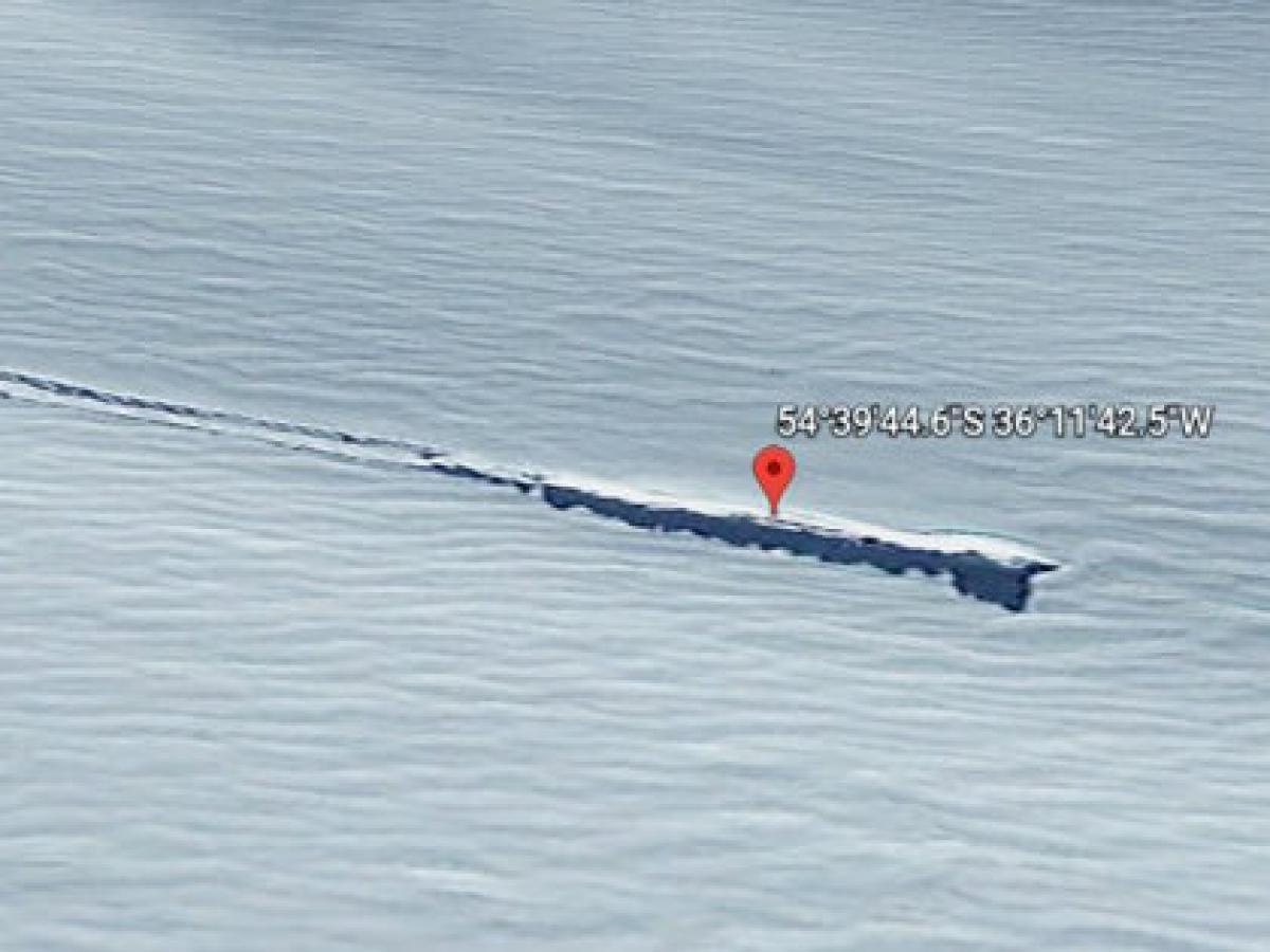 衝撃 南極で 葉巻型ufo が墜落 グーグルアースに鮮明に写り込む 機体と2本の直線が