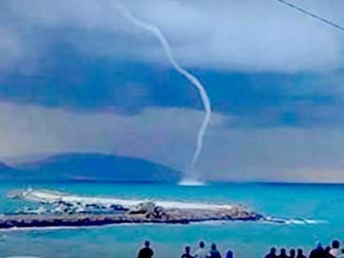 巨大卵型ufoが 海を吸い上げる 瞬間が激写される 鳥や竜巻ではない3つの理由とは Tocana