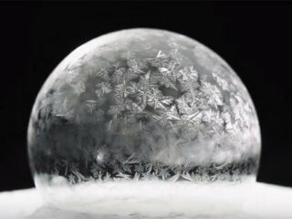シャボン玉が凍るとどうなるの？ これまで謎だったメカニズムが解明、 圧倒的に美しい映像を見よ！