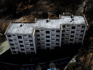 『クロユリ団地』より怖い！　「人骨」「731部隊」…日本で最も“死”に近いあの団地の怖いウワサ