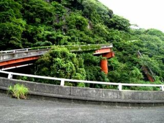 静岡県のレア廃墟へ潜入… 実は完成していた「未完成ループ橋」！