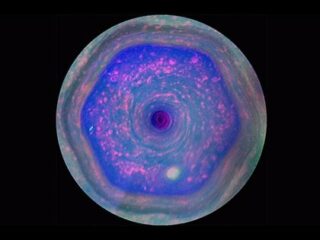 土星の北極に形成された「超巨大6角形ヘキサゴン」の謎！ 色・形・精巧さ…すべて怪しい、UFO基地かイルミナティのシンボルか？