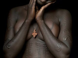 12歳で少女の体を切り刻むエチオピアの「スルマ族」 ― スカリフィケーションという、痛く美しい儀式