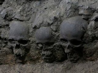 メキシコで頭蓋骨を固めて作った「スカル・タワー（6m）」が発掘される！ アステカ文明の生贄文化の犠牲者か!?