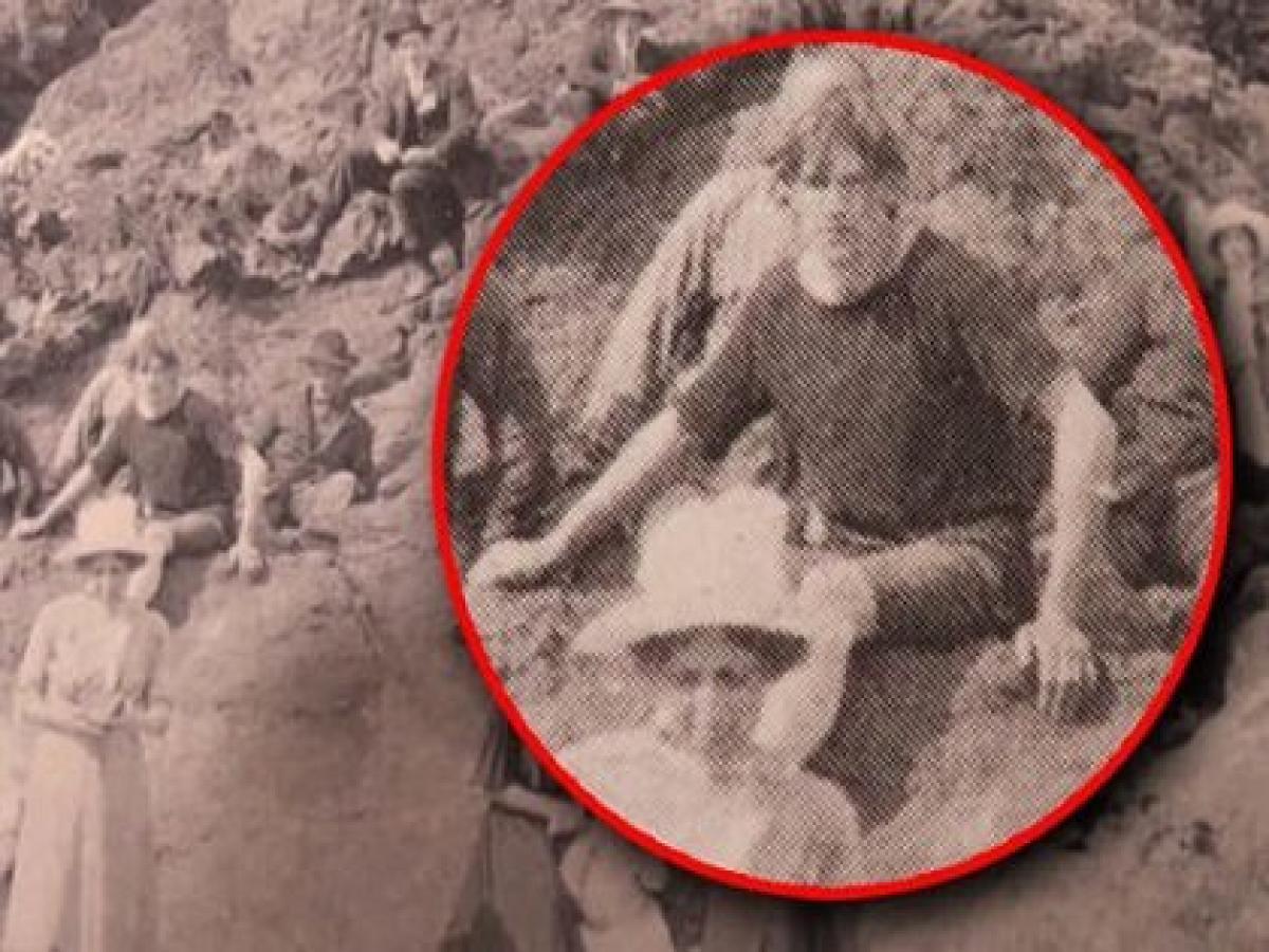 1917年の写真に 現代のサーファー男 が写っていたことが判明 Tシャツ 短パン タイムトラベラーか