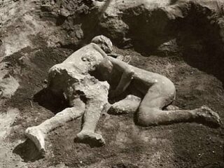 ポンペイ遺跡の抱き合う“2人の乙女”、実はゲイカップルだった!! “性に奔放”な古代都市の真実が発覚！