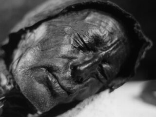 泥炭地から掘り起こされた2,400年前のミイラ「トーロンマン」の顔がリアルすぎる！