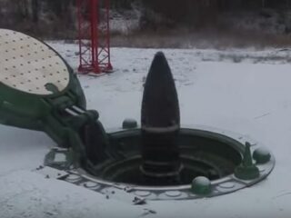 ロシアの最新鋭大陸間弾道ミサイル「トーポリM」発射の瞬間！