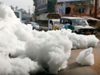 巨大な泡に覆われた町 ― バンガロールを襲った「泡の津波」の正体とは？＝インド