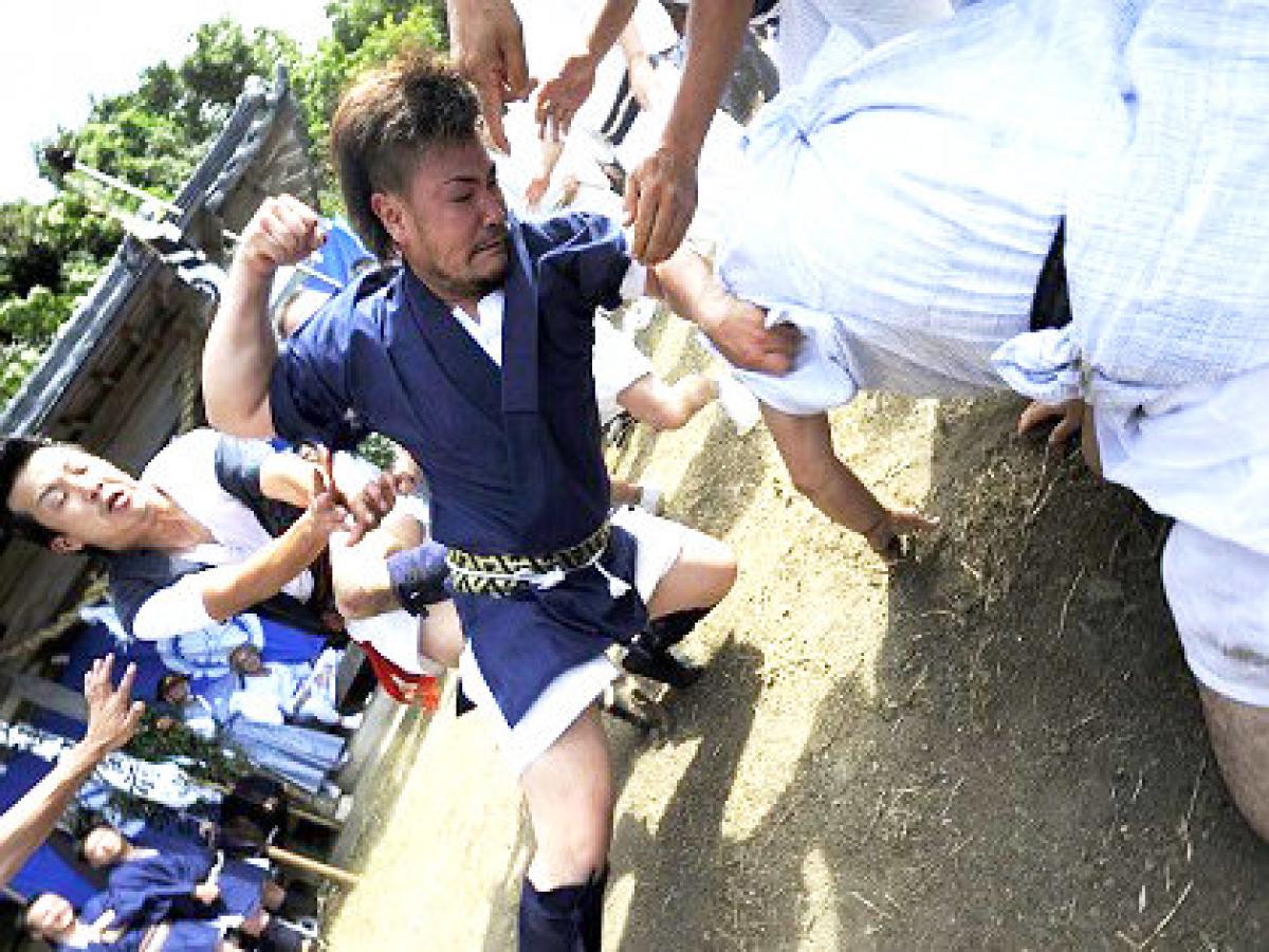 長崎県の奇祭 男たちがガチで殴りあう ケンカ祭り が壮絶すぎる 顔面ボコボコ 飛び蹴りも