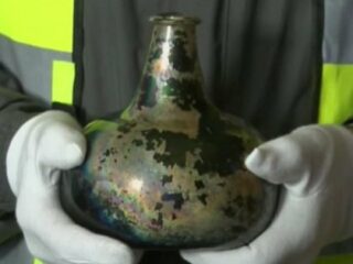 17世紀の魔女の壺「ウィッチ・ボトル」が発見される！ 爪や毛髪…不気味な中身に驚愕