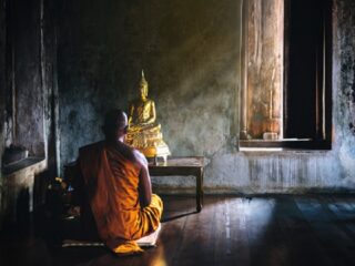「臨死体験」ができる激ヤバ瞑想法を徹底解説！ 人生観が激変、世界の仏教僧を研究した学者ゴードン教授・独占インタビュー！