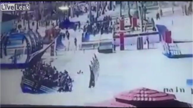 【閲覧注意】一瞬にして100人が死ぬフェリー事故の決定的瞬間! くるりと転覆して… 稚拙な安全管理が招いた人災地獄=イラクの画像1