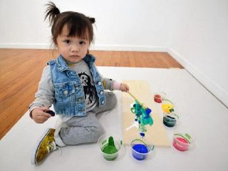 2歳の天才画家が誕生、すでに250万円の価値でバカ売れ中！ 個展も開催「小さなピカソ」がスゴい、制作動画も…！