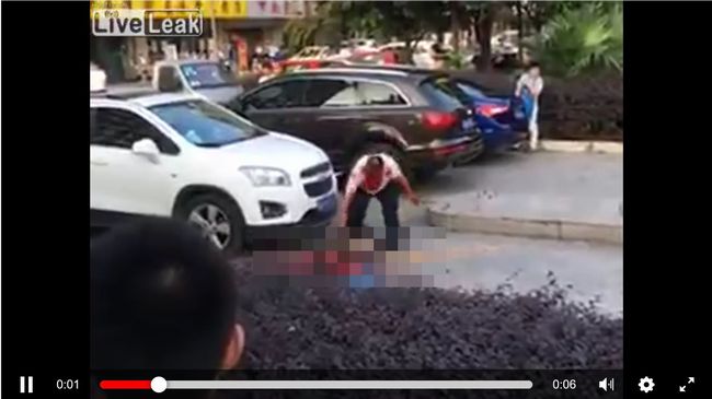 【閲覧注意】路上で元妻の内臓を引きずり出す男が激撮される! 男女関係のもつれが鬼畜殺人に発展し…=中国の画像1