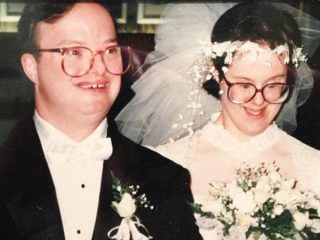 ダウン症夫婦の“25年間の結婚生活”が証明したもの ― 批判と困難を乗り越えた“無条件の愛の記録”「彼の目の中に私の未来を見た」