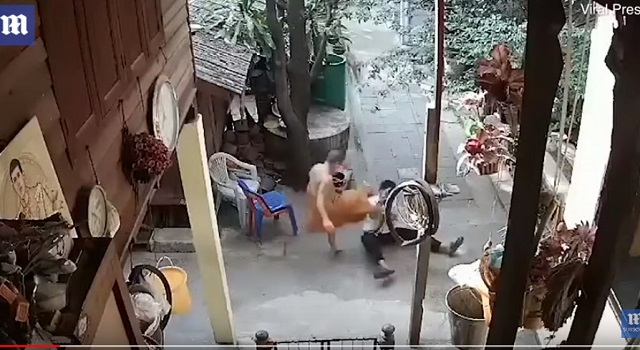 タイ仏教僧が精神障害者をボコボコにする驚愕映像が流出! 右フックからの…仏の教えを完全に忘れたある執着心とは!?の画像3