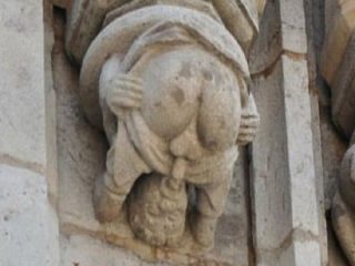 600年前の「セルフフェラ男の像」が発見され世界中が戦慄！ お尻丸出しでチュパチュパ… 意外な理由が判明！