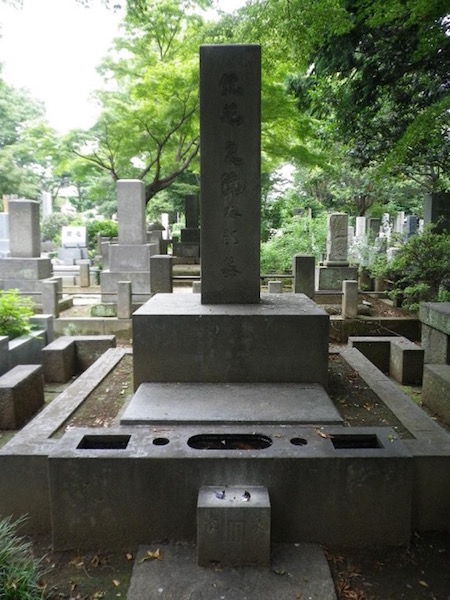 泉鏡花の墓のお供えの酒を飲んで寝てたら幽霊が出た!雑司ヶ谷墓地での墓酒体験記【ピスケン新連載】の画像3