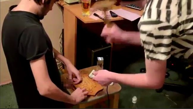 【閲覧注意】ナイフでセルフ割礼する男が超ヤバい! 「アアァー」と崩れ落ち… あまりにも痛々しい血まみれペニスにの画像1
