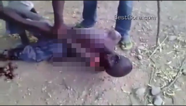 【閲覧注意】デモ参加者の脚がもぎ取られる激ヤバ拷問映像が流出! 切断面を顔面に押し付け… 残虐すぎるスーダン治安部隊の画像1