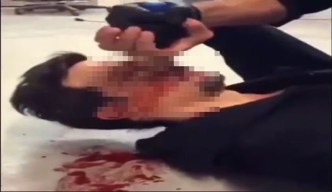 【超・閲覧注意】ドライバーで顔面をメッタ刺しにされる最狂映像流出! 眼球までグサリ… 穴だらけの頭に!の画像1