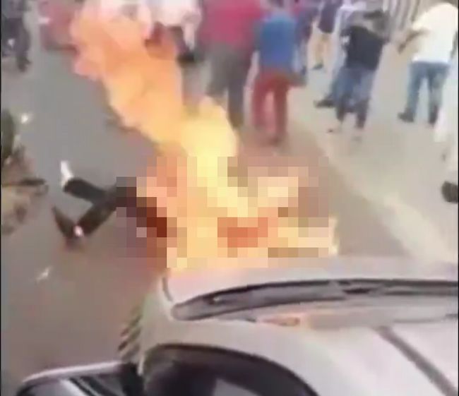 【閲覧注意】レイプ魔が集団リンチで燃やされる瞬間! ヤバすぎて警官も傍観… 怒り狂った民衆による「モブジャスティス」の画像1