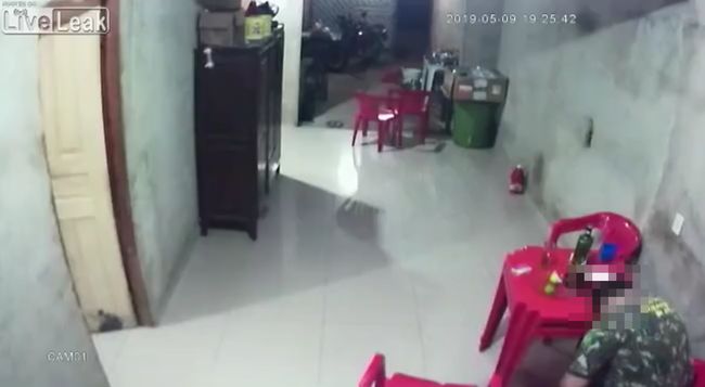 【閲覧注意】拳銃で遊んでいた警官が自らの頭を撃ち抜いて即死! 酔っ払いが銃をいじるとこうなる=ブラジルの画像1