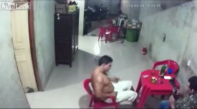 【閲覧注意】拳銃で遊んでいた警官が自らの頭を撃ち抜いて即死! 酔っ払いが銃をいじるとこうなる=ブラジルの画像2