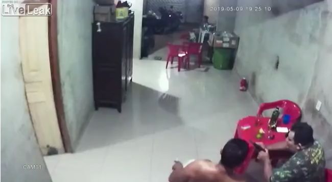 【閲覧注意】拳銃で遊んでいた警官が自らの頭を撃ち抜いて即死! 酔っ払いが銃をいじるとこうなる=ブラジルの画像3