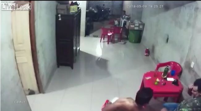 【閲覧注意】拳銃で遊んでいた警官が自らの頭を撃ち抜いて即死! 酔っ払いが銃をいじるとこうなる=ブラジルの画像4