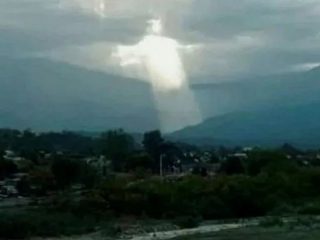 アルゼンチンの空に超巨大イエス・キリストが降臨！ 雲なのに細部まで“完全再現”… 現地驚愕！