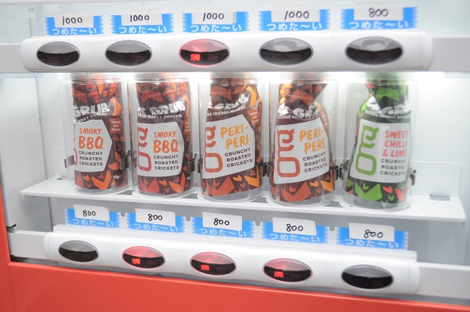 高田馬場の「昆虫食の自販機」でガチ購入&実食してみた! 美女もモグモグ… ヤバすぎる味わいから気づいたことの画像3